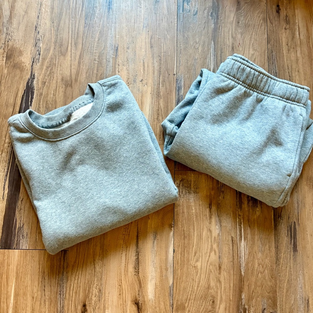 Athletics Works - Womens Gray Sweatshirt and Sweatpants - Medium